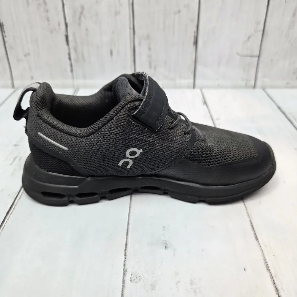On Cloud Cloud Play Kids Size US 11 Black  Sneakers Comfort Shoes Strap On